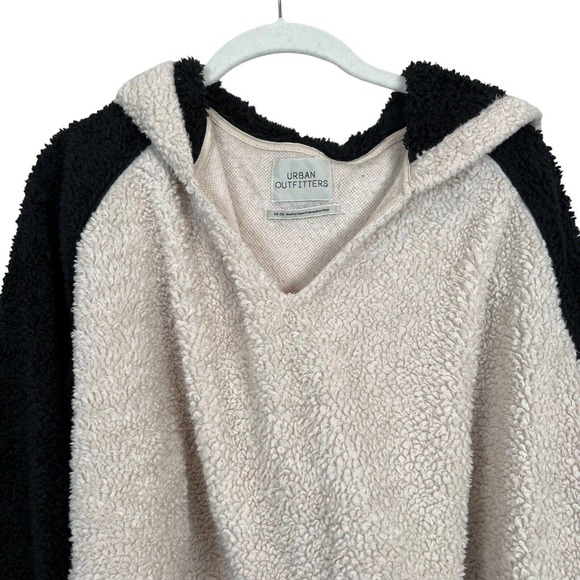 Urban Outfitters Tilly Cozy Faux Fur V Neck Cropped Hoodie Women's Medium - Picture 6 of 11